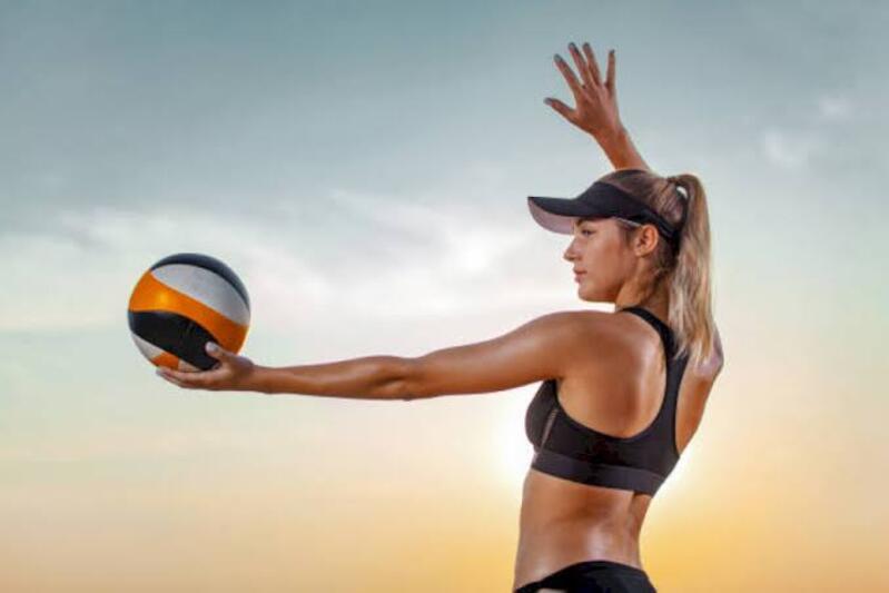 Cách phát bóng chuyền mạnh hiệu quả phải cân bằng giữa tốc độ, điểm rơi và khả năng kiểm soát