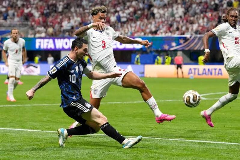 Messi vẫn là người kết nối các tuyến và tạo ra những đường chuyền có thể phá vỡ toàn bộ cấu trúc phòng ngự đối phương.