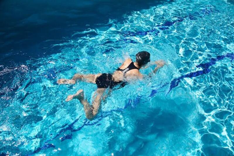 Nhịp phối hợp cơ bản của bơi ếch là kéo tay, lấy hơi, đạp chân rồi tận dụng quán tính để lướt.