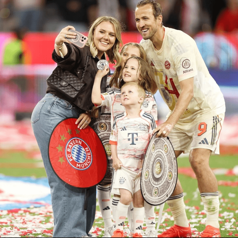 Katie thường xuất hiện trong những cột mốc quan trọng và đồng hành cùng Harry Kane qua nhiều giai đoạn sự nghiệp.