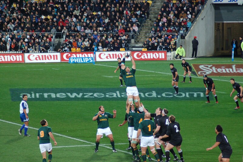Rugby Union thi đấu liên tục, không chia thành hệ thống bốn lượt như bóng bầu dục Mỹ