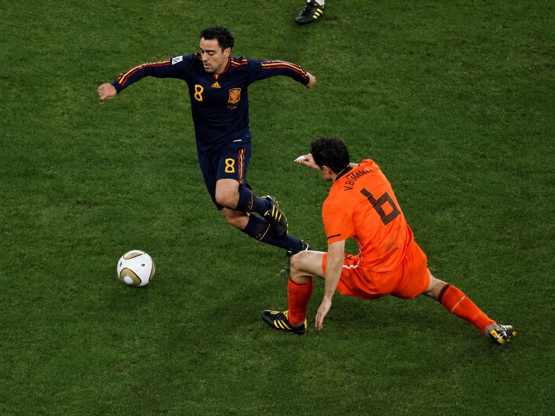 Tiền vệ trung tâm tham gia cả phòng ngự, kiểm soát bóng và phát triển tấn công (ảnh: Xavi)